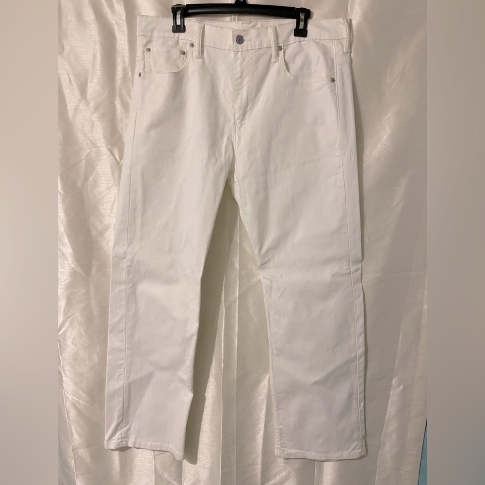 White Levi’s 569